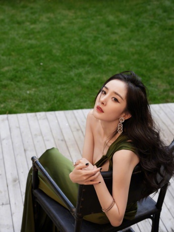 Yang Mi ELLE Fashion Ceremony Sexy Photos