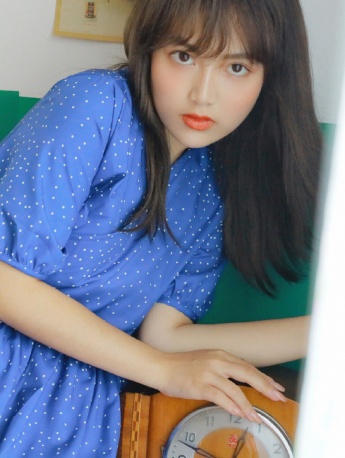 Photos of energetic girls who are pure and sweet at home