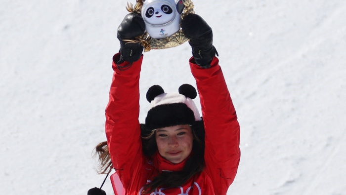 Gu Ailing wearing panda hat computer wallpaper