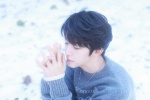Liu Yu's handsome photo in gray sweater in warm winter weather