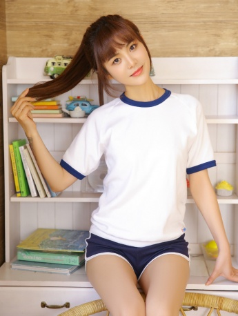 Beautiful girl in gymnastics outfit boldly seduces sexy photo in private room