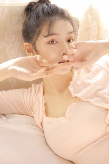 性感美女粉紅束身衣豐滿撩人寫真