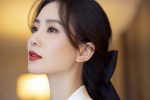 Liu Shishi's fashionable and sexy photos with red lips and makeup