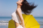 Fresh and sexy photo of a seaside beauty showing off her waist