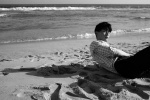 Deng Lun's black and white textured photo of seaside atmosphere