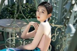Zhang Zifeng's charming and sexy photos in chest-wrapped dress