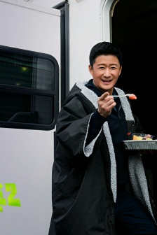 电影巨齿鲨2多版本海报