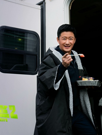 电影巨齿鲨2多版本海报