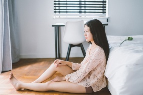 居家美女溫馨寫真高清桌麵壁紙