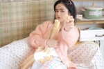 初秋少女粉色毛衣慵懒居家写真