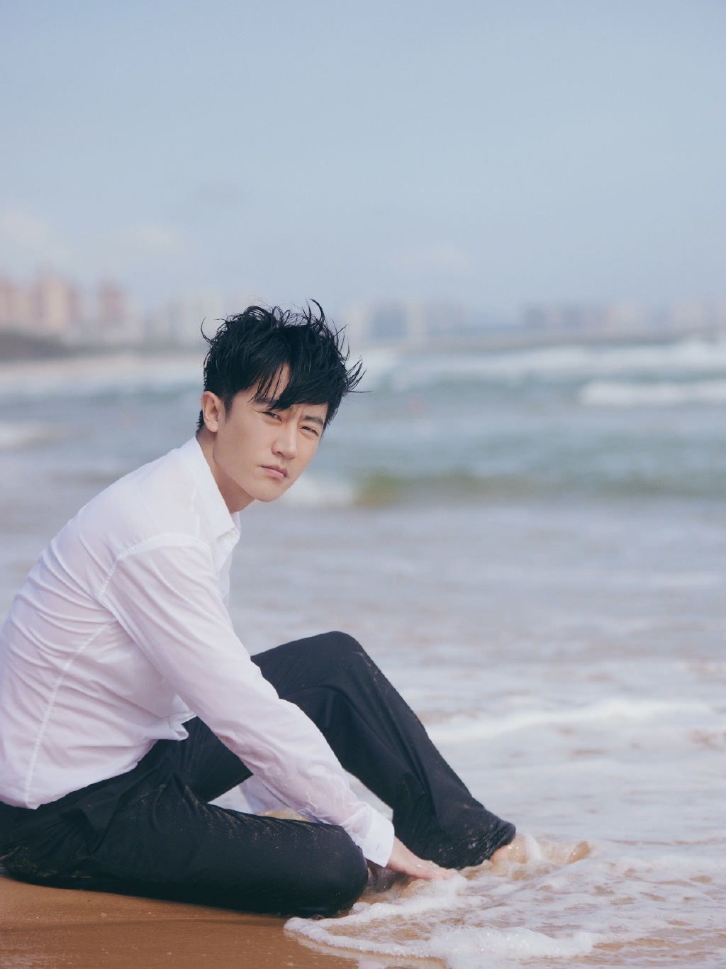 黄轩白衬衣慵懒沙滩写真