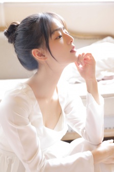 性感蕾丝美女低胸吊带裙妩媚写真