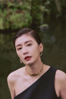 Alyssa Chia cool fashion photo in black suit