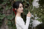 赵丽颖纯白长裙俏丽性感写真