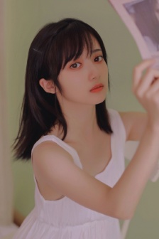 白色連身裙美女溫柔性感寫真