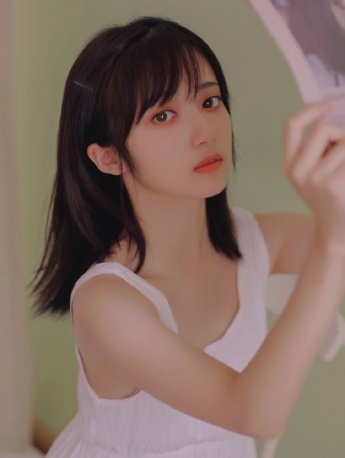 白色连衣裙美女温柔性感写真