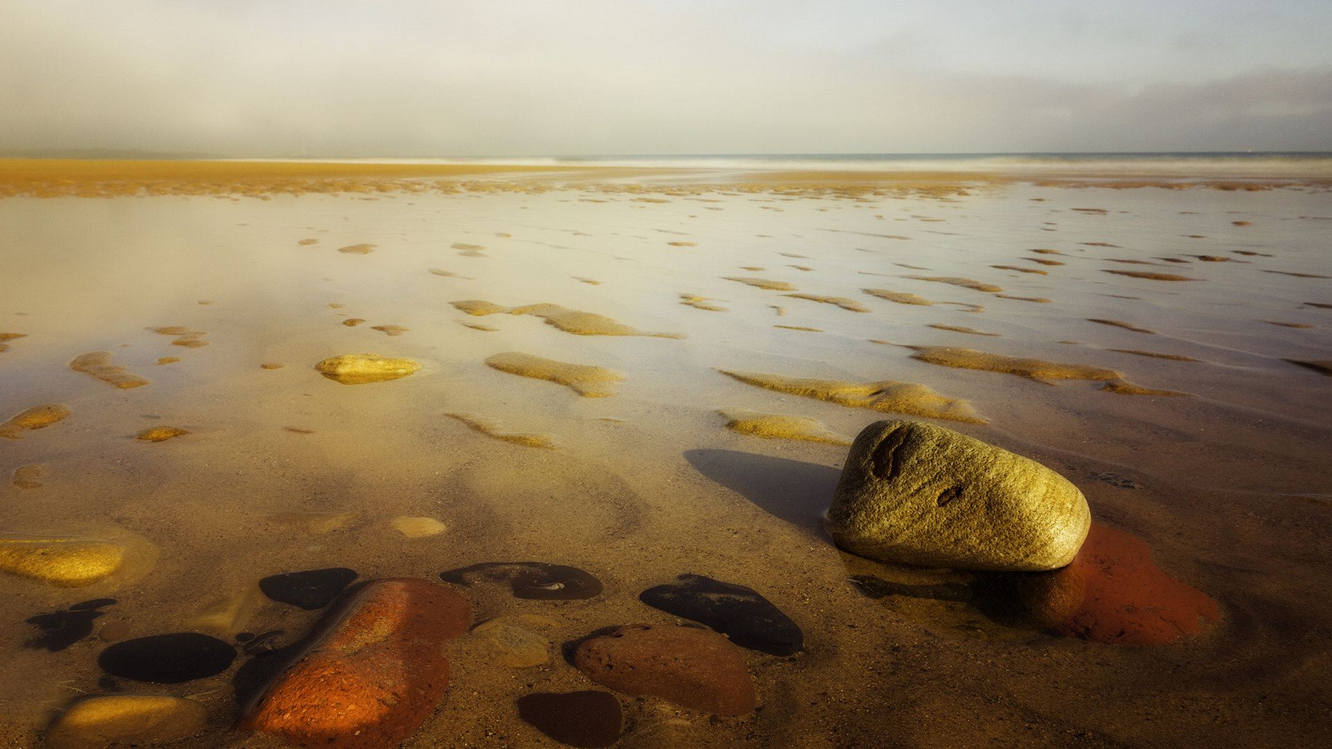 海边沙滩石头鹅卵石红色摄影图配图高清摄影大图-千库网