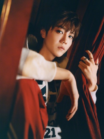 鹿晗复古帅气杂志写真图片