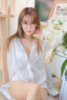 性感美女御姐低胸诱惑大胆写真