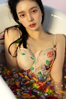 Internet celebrity Hu Xiaotang bathtub sexy mobile wallpaper