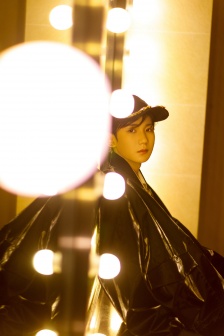 Wang Yuan handsome photo pictures in black jacket