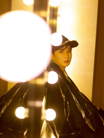 王源黑夾克帥氣寫真圖片