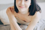 露肩短发美女治愈系私房写真照
