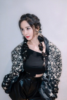 杨幂可爱俏皮自拍照图片