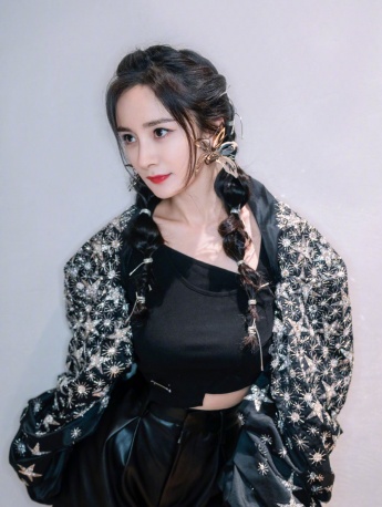 Yang Mi's cute and playful selfie pictures