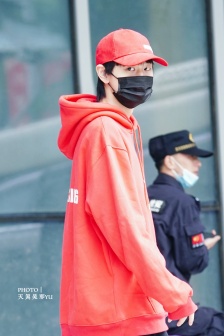 Liu Zhang red sweatshirt street photo mobile wallpaper