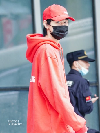 劉彰紅色衛衣街拍手機壁紙