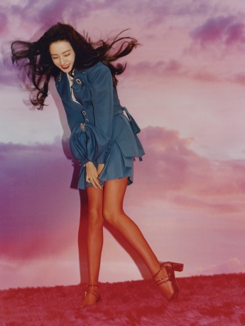 迪麗熱巴捲髮紅唇復古雜誌寫真