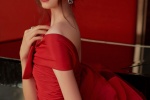 Guan Xiaotong sexy photo in red tail dress