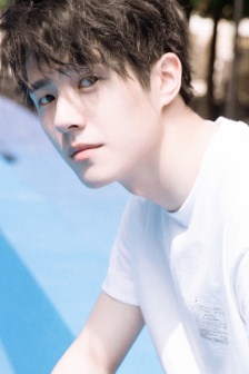 阳光下的刘昊然写真手机壁纸