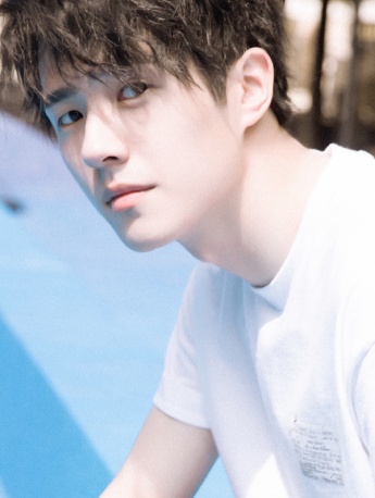 陽光下的劉昊然寫真手機壁紙