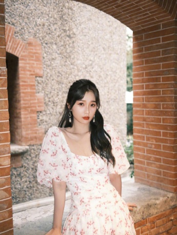 虞书欣庭院氛围感甜美写真