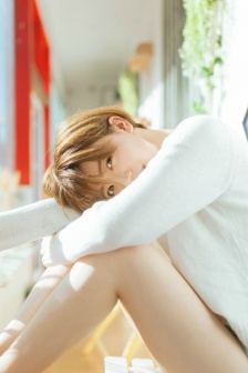 Healing short-haired beauty beautiful photo mobile wallpaper