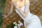 Zhong Chuxi's charming and sexy photo in white suspender skirt