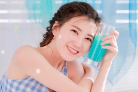 小清新夏天美女桌麵壁紙圖片