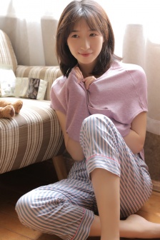 高挑美女模特居家睡衣写真