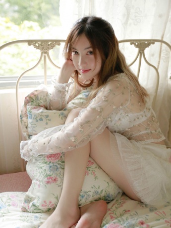 床上美女蕾絲透視美腿撩人寫真