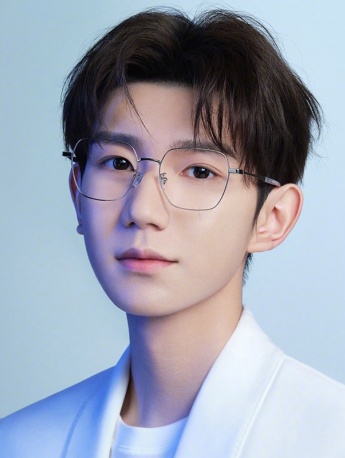 王源眼镜杀儒雅帅气写真