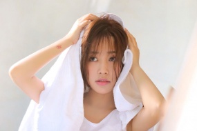 短發美女濕身誘惑寫真桌麵壁紙