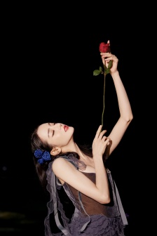 迪丽热巴沙滩低领曲线手机壁纸