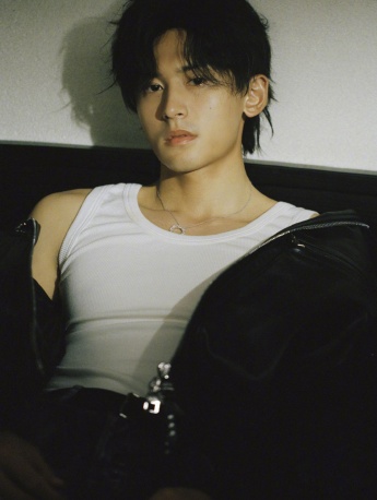 张哲瀚小资新刊帅气封面写真