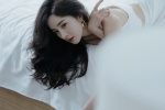 Yang Mi’s charming and sexy photo with curly hair and red lips