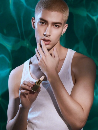 米卡寸头背心帅气图片写真