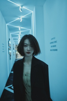 Wu Jinyan's blue-themed fashion and sexy photo