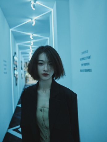 吴谨言蓝色系主题时尚性感写真