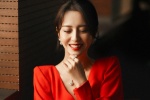 Tong Liya's dignified and elegant photo in Chinese red dress